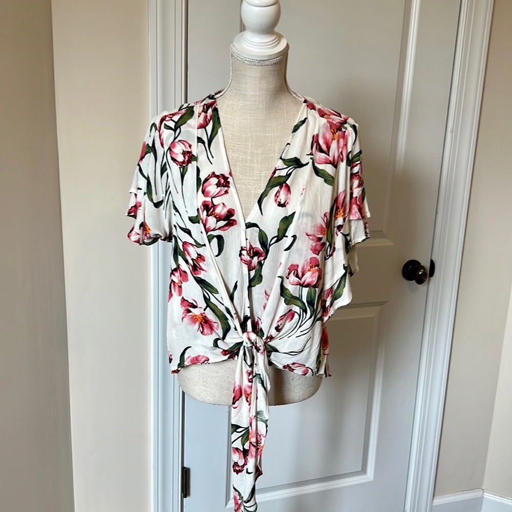 NWT⭐️UMGEE Floral Mix Top🌷Pretty Flutter Sleeves🌸